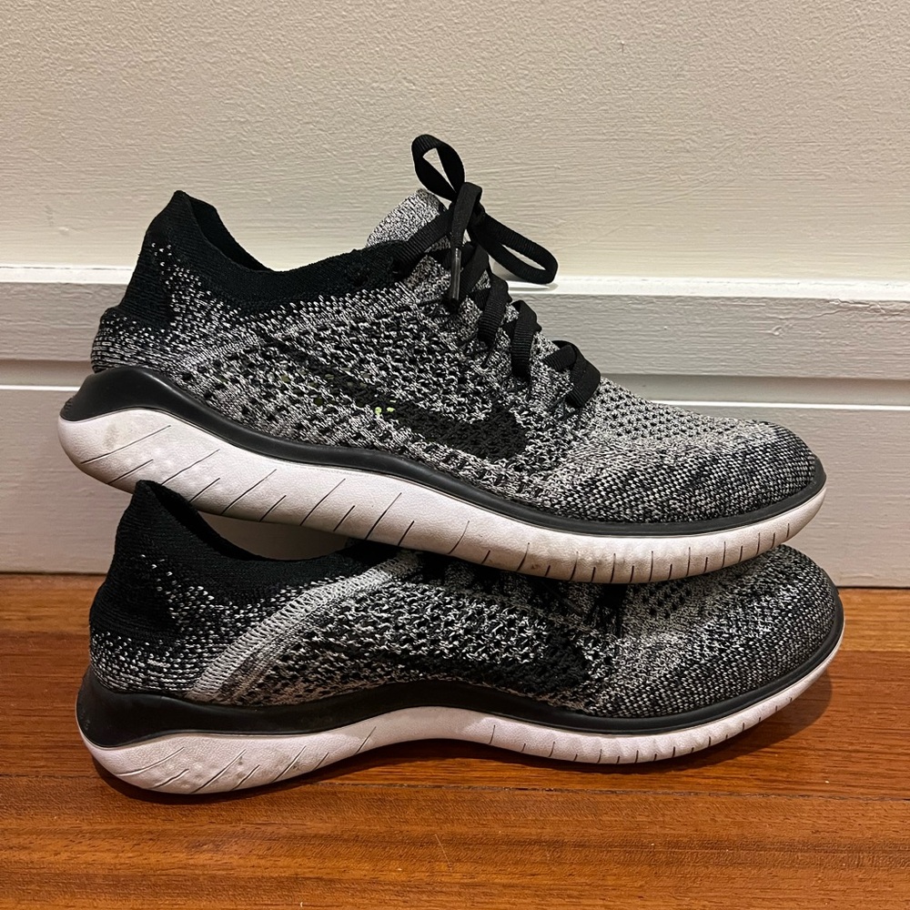 Nike women’s Black and gray/white Running Shoes